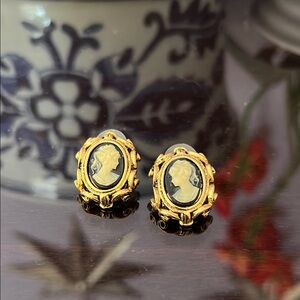 Beautiful Cameo Style Earrings!